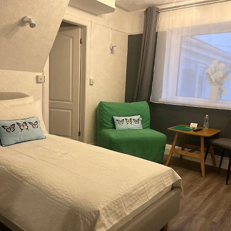 Orient B&B Holyhead Esterno foto