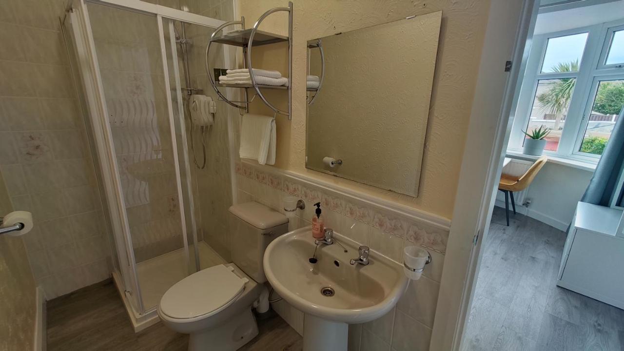 Orient B&B Holyhead Esterno foto