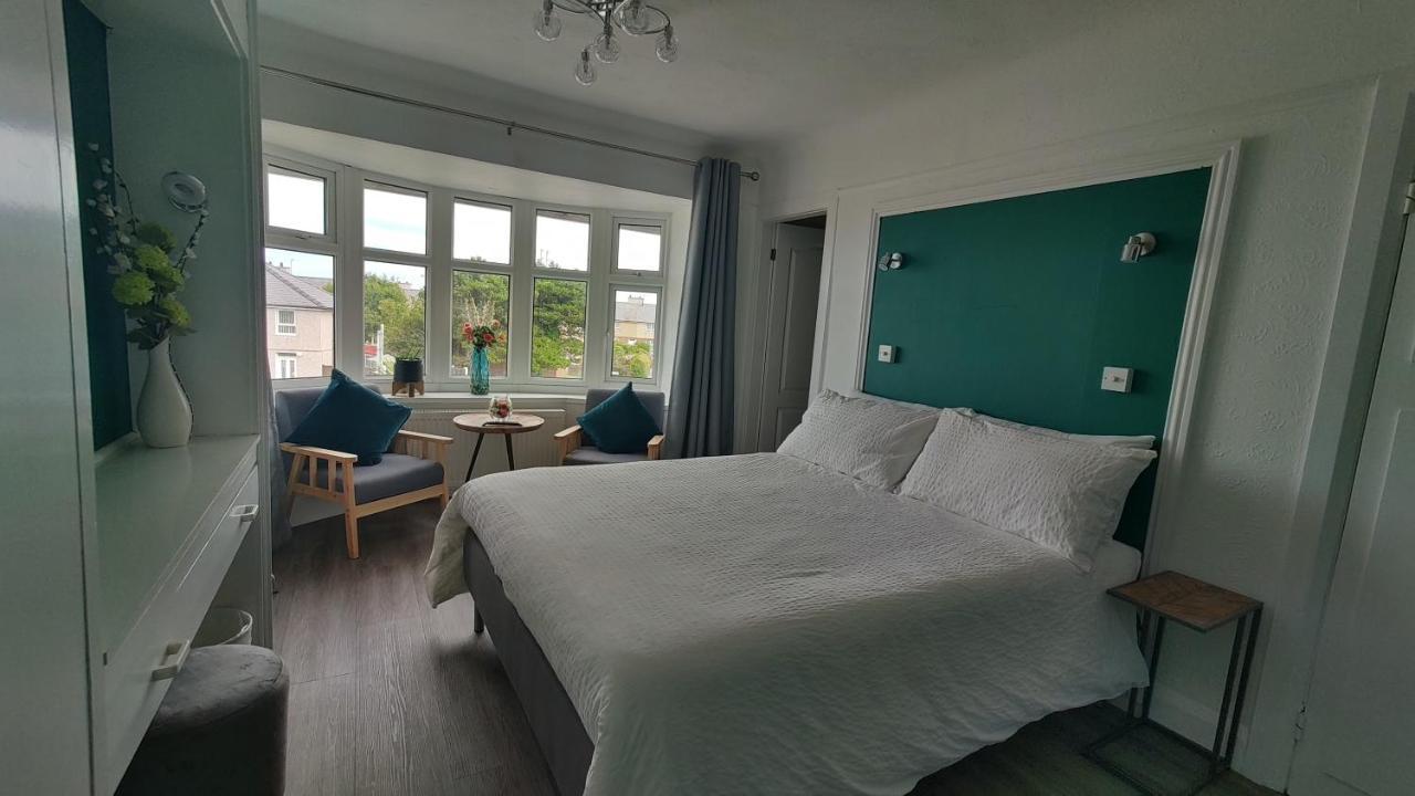 Orient B&B Holyhead Esterno foto
