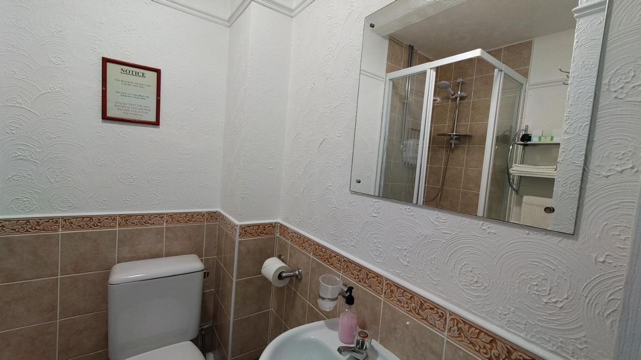 Orient B&B Holyhead Esterno foto
