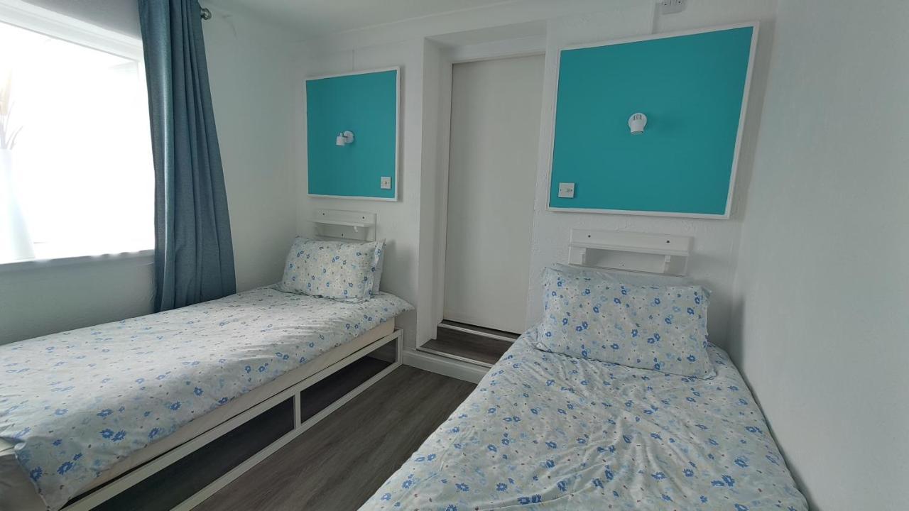 Orient B&B Holyhead Esterno foto