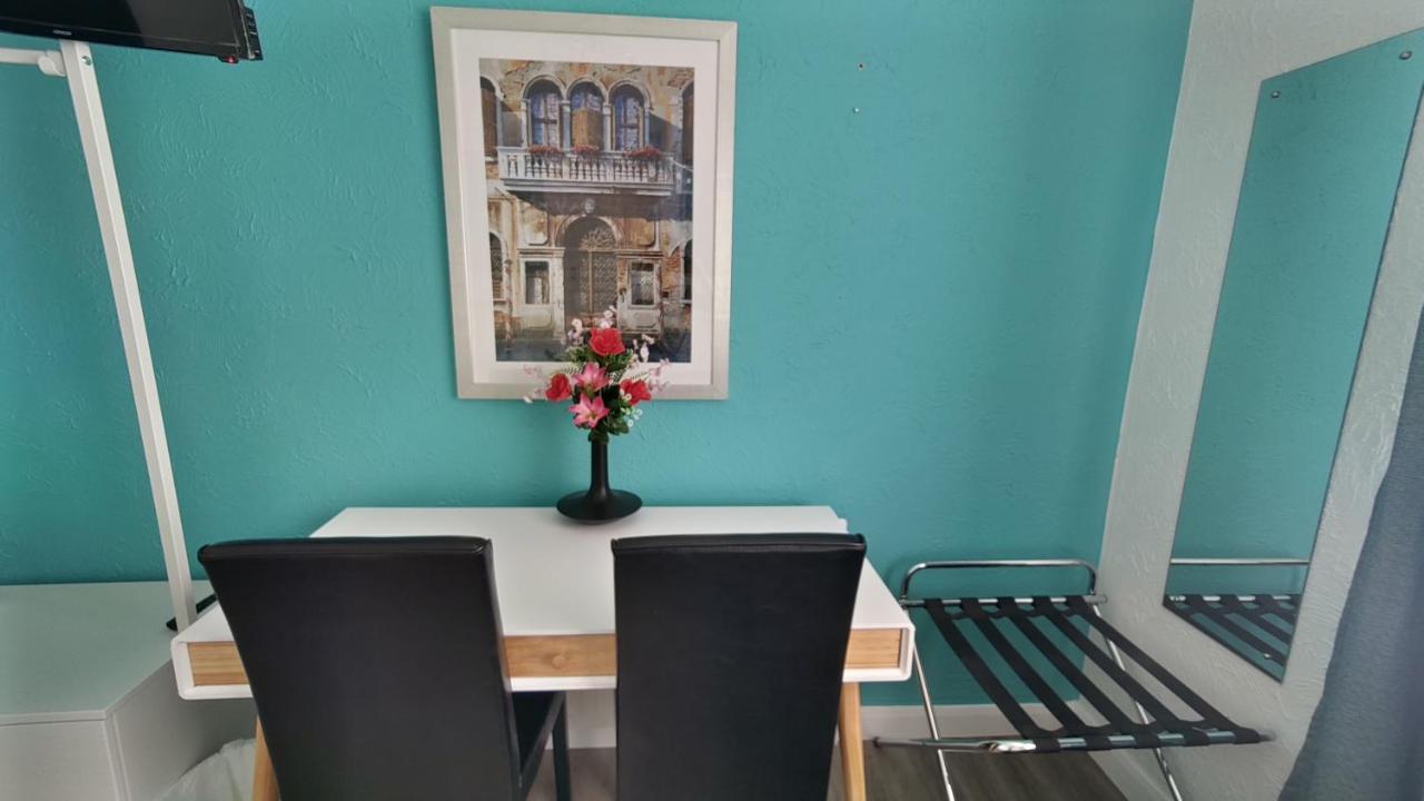 Orient B&B Holyhead Esterno foto