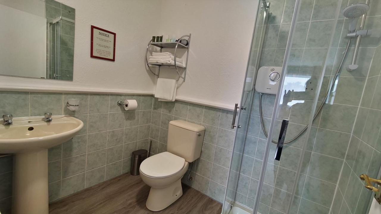 Orient B&B Holyhead Esterno foto