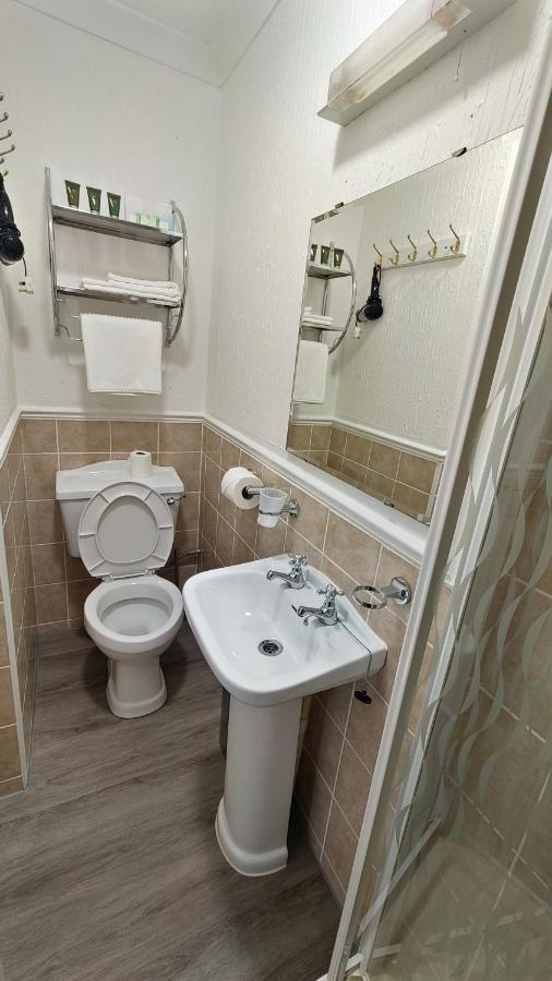 Orient B&B Holyhead Esterno foto