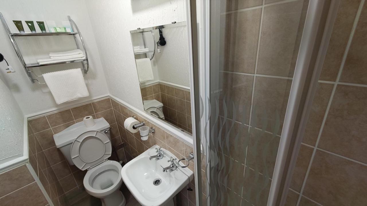 Orient B&B Holyhead Esterno foto