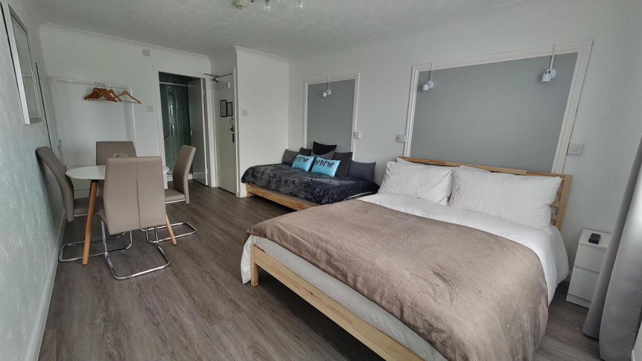 Orient B&B Holyhead Esterno foto