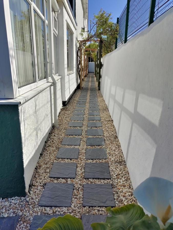 Orient B&B Holyhead Esterno foto