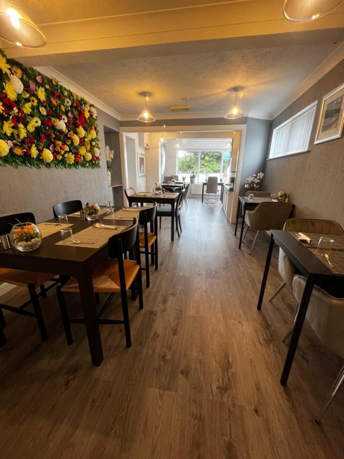 Orient B&B Holyhead Esterno foto