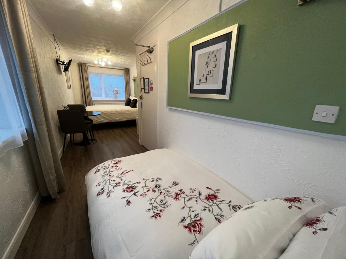 Orient B&B Holyhead Esterno foto