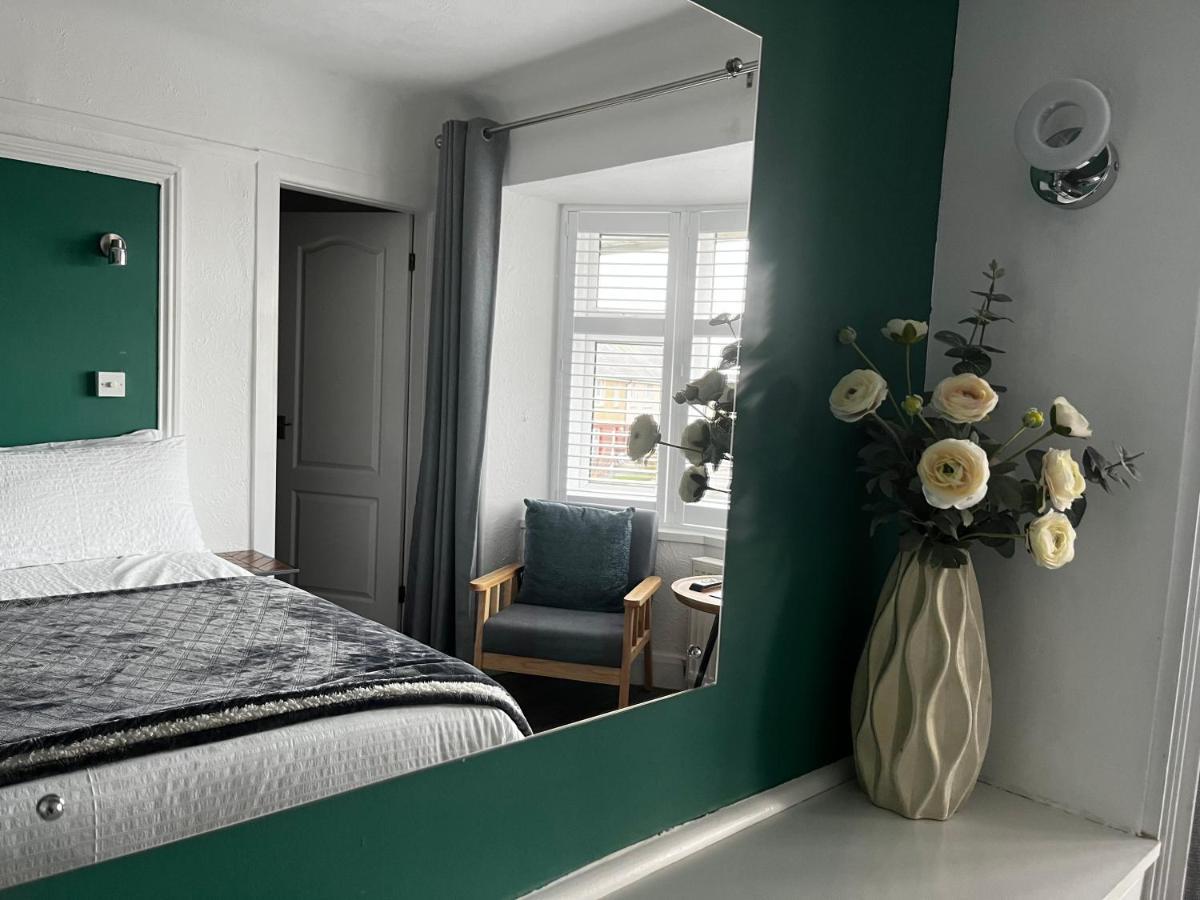 Orient B&B Holyhead Esterno foto