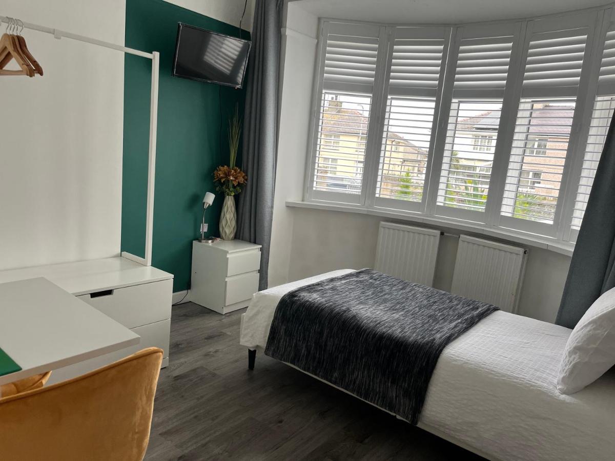 Orient B&B Holyhead Esterno foto