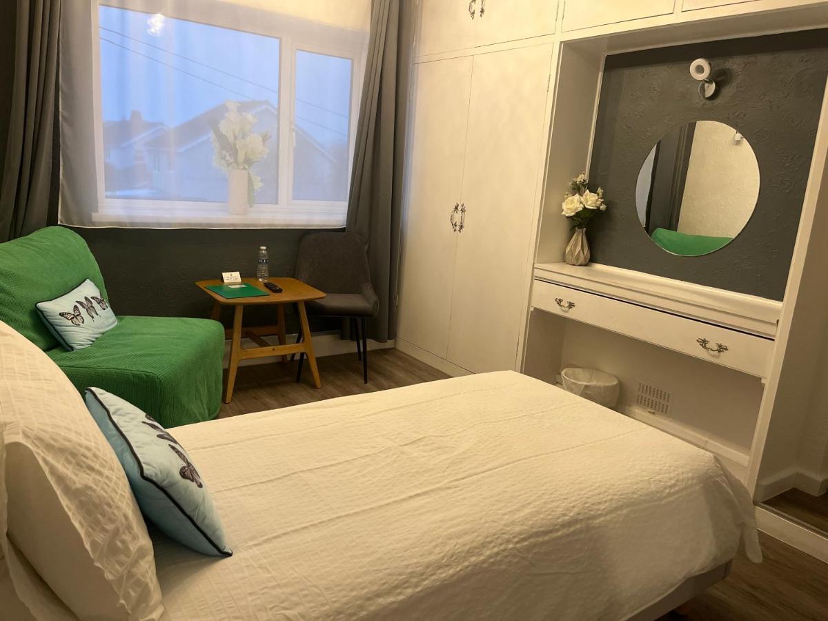 Orient B&B Holyhead Esterno foto
