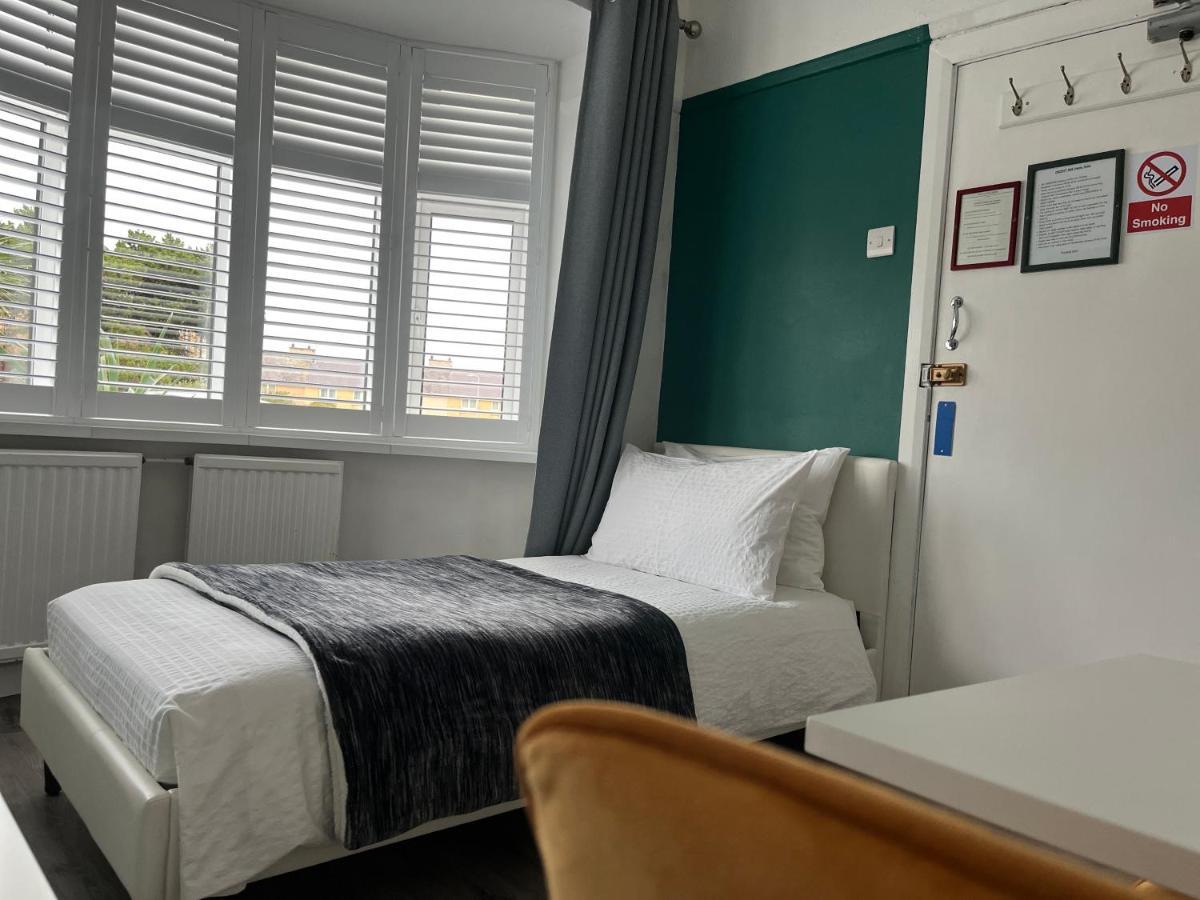 Orient B&B Holyhead Esterno foto
