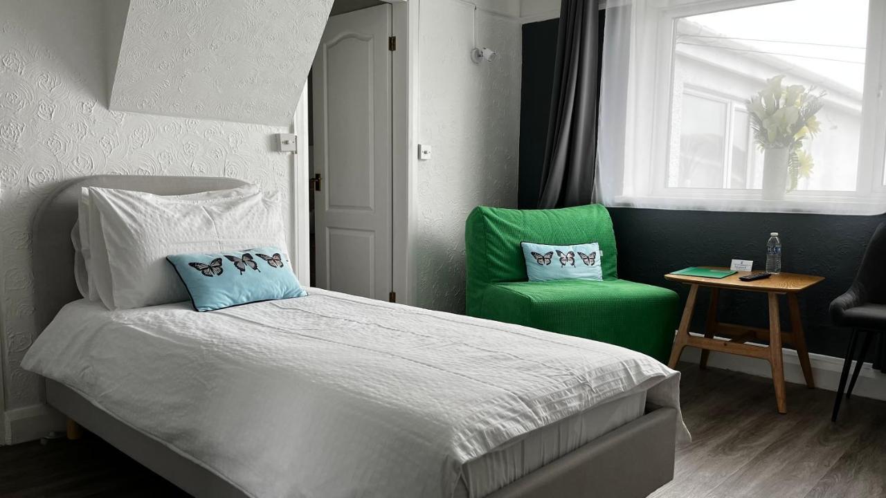 Orient B&B Holyhead Esterno foto